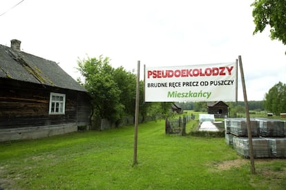 Un cartel emplazado a escasos kilómetros de parque nacional de Bialowieza recuerda el conflicto desatado en la comunidad por la tala de árboles. “Pseudoecologistas, alejad vuestras sucias manos del bosque”, reza.