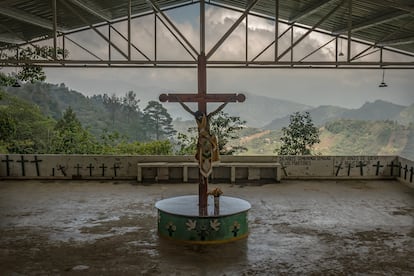 Cruces colocadas en memoria de las víctimas de la masacre de Acteal.