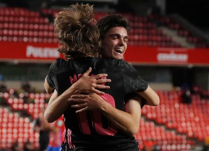 Miguel Gutiérrez es felicitado por Modric en Granada tras su gran asistencia en el 0-1.