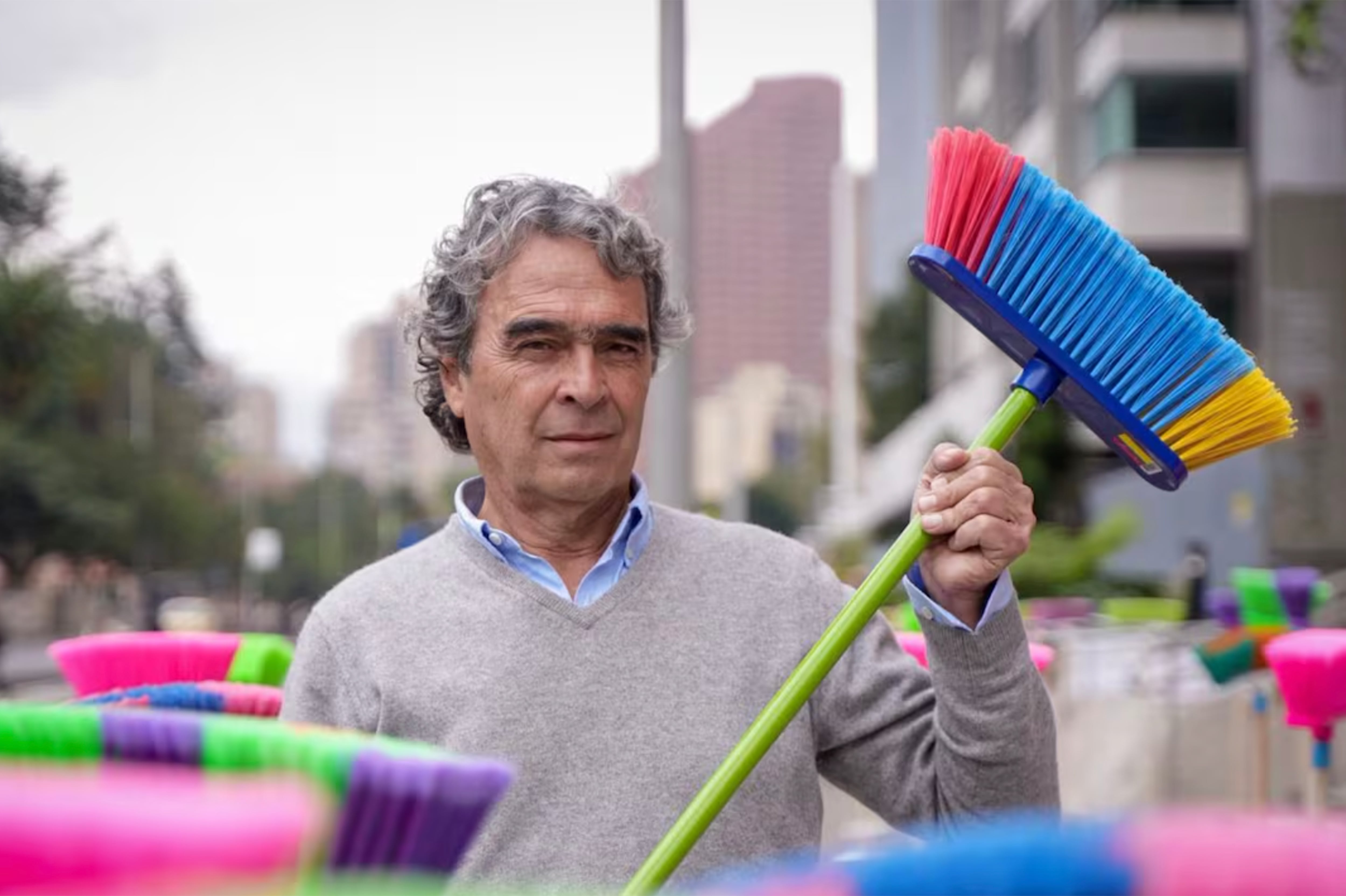 Sergio Fajardo renueva su discurso anticorrupción usando decenas de escobas como símbolo para su campaña