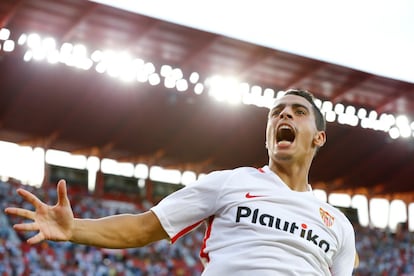 El delantero francés del Sevilla Ben Yedder celebra un tanto.