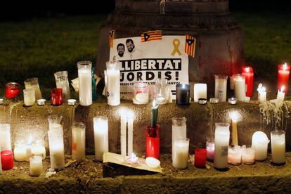 Velas encendidas y un cartel pidiendo la libertar de los encarcelados.