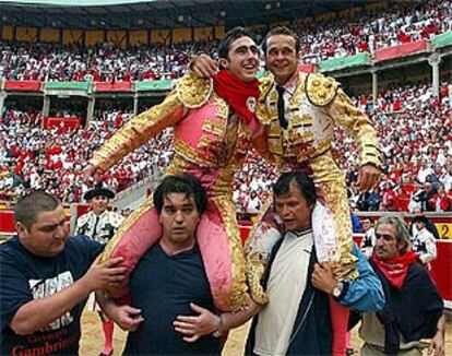 El Fandi y Ferrera, a hombros ayer en la plaza de Pamplona.