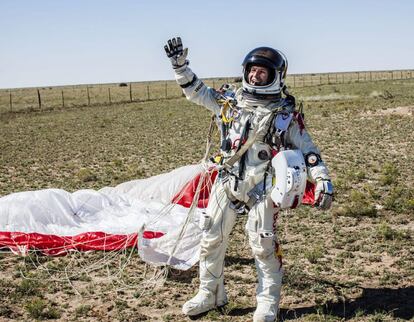 Fotografía cedida por Red Bull Stratos que muestra al austríaco Felix Baumgartner exultante tras aterrizar sobre el desierto de Nuevo México (EEUU). Baumgartner tocó tierra sano y salvo tras lanzarse desde la estratosfera, a más de 39.000 metros de altura, para convertirse en el primer ser humano en tratar de romper la velocidad del sonido en caída libre.