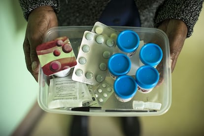 Bandeja de medicamentos para el tratamiento de la tuberculosis extremadamente resistente. Un enfermo tiene que tomar alrededor de 20 pastillas diarias durante dos años hasta completar el tratamiento. Muchas de ellas causan rechazo inmediato por su olor o tamaño, no se pueden partir, produciendo vómitos que obligan a volver a tomarlas.