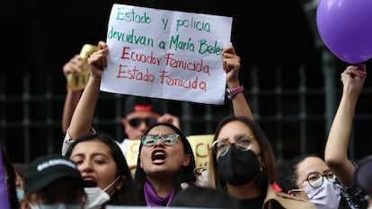Protesta ante la Fiscalía por la desaparición de María Belén Bernal en la Escuela Superior de Policía, en Quito.