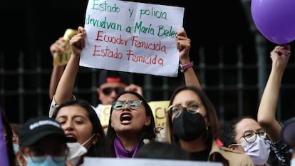 Protesta ante la Fiscalía por la desaparición de María Belén Bernal en la Escuela Superior de Policía, en Quito.