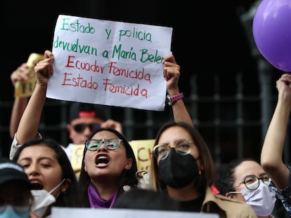 Protesta ante la Fiscalía por la desaparición de María Belén Bernal en la Escuela Superior de Policía, en Quito.