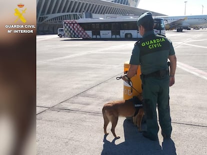 Un guardia civil en tareas de vigilancia en el aeropuerto de Loiu (Bizkaia).