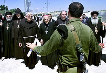 Un soldado israelí impide a representantes de las iglesias cristianas en Jerusalén llegar a Belén.