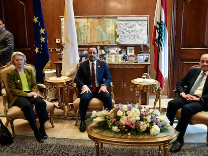 La presidenta de la Comisión Europea, Ursula von der Leyen, el presidente de Chipre, Nikos Christodoulides, y el portavoz del Parlamento libanés, Nabih Berri, este jueves durante su encuentro en Beirut (Líbano).