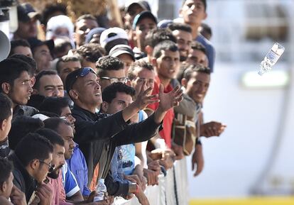 Chegada de imigrantes do norte da África ao porto de Messina, na Sicília.