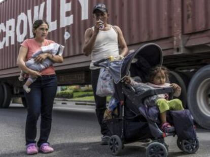 Miles de hondureños que huyen de la violencia y el hambre alcanzan Guatemala y desbordan la red de albergues locales