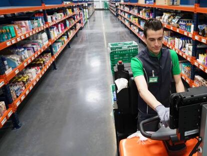 Un trabajador de Mercadona, en el nuevo centro de distribución de la compañía ubicado en Valencia y dedicado en exclusiva a los pedidos online.