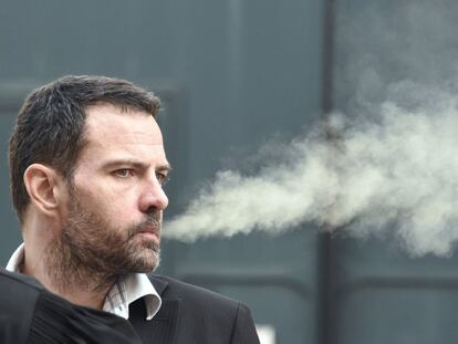 Jerome Kerviel, fuma a la salida del Tribunal de Versalles