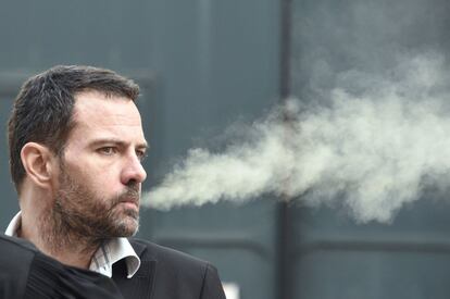 Jerome Kerviel, fuma a la salida del Tribunal de Versalles