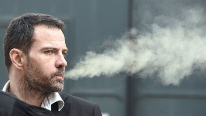 Jerome Kerviel, fuma a la salida del Tribunal de Versalles