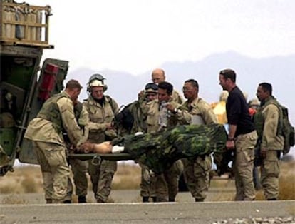 Traslado de uno de los tres <i>marines</i> heridos por la explosión de una mina en el aeropuerto de Kandahar, durante una operación de desminado.