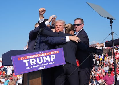 Donald Trump, instantes después del atentado que sufrió el día 13 durante un mitin en Butler (Pennsilvania).