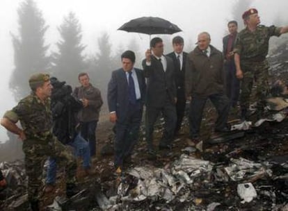 El ex ministro Federico Trillo, en mayo de 2003, en el lugar del accidente del Yak-42, en Trabzon (Turquía).