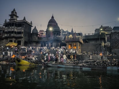 Benarés no es una ciudad para espíritus delicados. Deambular por los callejones que desembocan al Ganges es adentrarse en una atmósfera sofocante y onírica. En las hornacinas de los templos acechan los dioses y demonios del panteón hindú: Ganesh, el amable dios del comercio, con cabeza de elefante; Kali, la oscura, con boca de vampiro; Siva, el destructor, danzando al son de la música del cosmos. Al doblar una esquina, un tintineo de campanillas señala el paso de un cortejo fúnebre camino a Manikarnika, el lugar de las cremaciones. Allí, entre el murmullo de los rezos, el chisporroteo de las hogueras y un fuerte olor a carne quemada, el espíritu del difunto emprenderá el camino hacia su próximo avatar o, si ha superado el ciclo expiatorio de las reencarnaciones, hacia la fusión definitiva con Brahma, el principio inmutable y eterno, el ritmo inmóvil.