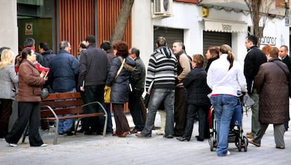 Cola de parados ante una oficina del Servef (servicio valenciano de empleo) en Mislata.