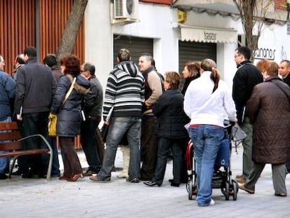 Cola de parados ante una oficina del Servef (servicio valenciano de empleo) en Mislata. 