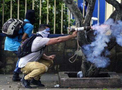 Un hombre dispara un mortero casero contra miembros de la policía durante las protestas en Managua.