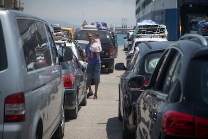 Familias hacen cola en el Puerto de Algeciras para embarcar hacia Tánger (Marruecos).