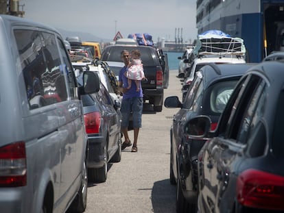 Familias hacen cola en el Puerto de Algeciras para embarcar hacia Tánger (Marruecos).