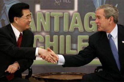 El presidente de EE UU, George W. Bush, saluda al presidente de China, Hu Jintao, ayer en Santiago de Chile.