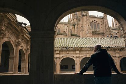 Juan Antonio González Iglesias, fotografiado en la Facultad de Filología de la Universidad de Salamanca.