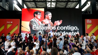 Asistentes al mitin del PSC este jueves en Sabadell aplauden una imagen de Pedro Sánchez y Salvador Illa.