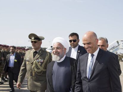 El presidente iraní, Hasan Rohani, junto a su homólogo suizo, Alain Berset, este lunes en Zúrich.