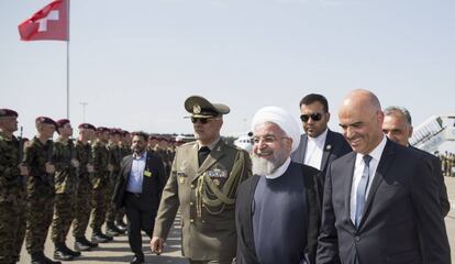 El presidente iraní, Hasan Rohani, junto a su homólogo suizo, Alain Berset, este lunes en Zúrich.