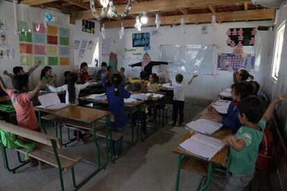 El Valle de la Bekaa es una de las regiones más pobres del país y una de las más concurridas por los refugiados sirios debido a su ubicación fronteriza. Las escasas escuelas públicas no son suficientes para acoger a los recién llegados.