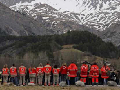 Asistentes al memorial por las v&iacute;ctimas de la cat&aacute;strofe del avi&oacute;n siniestrado en los Alpes franceses.