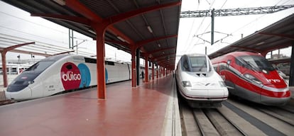 Trenes de alta velocidad de Ouigo, Renfe e Iryo en la estación madrileña de Chamartín. 