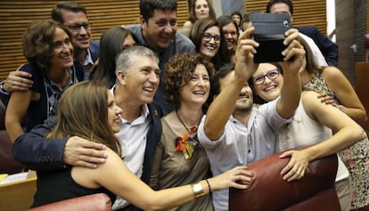 Diputados del grupo parlamentario de Compromís hacen un 'selfie' al inicio de la sesión constituyente de las Cortes.