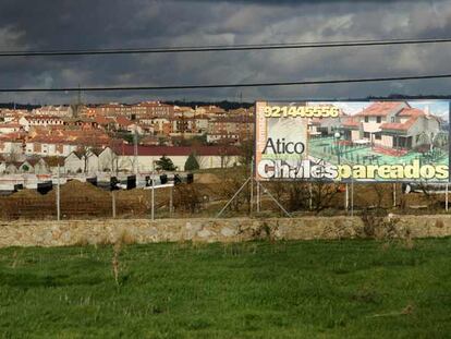 Anuncio de una promoción de casas pareadas en Palazuelos de Eresma (Segovia), el pasado diciembre.