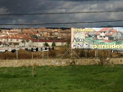 Un anuncio de una promoción inmobiliaria en un solar de Palazuelos de Eresma.