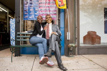 Una mujer se abraza a una estatua de Obama delante de una tienda de muebles en Newark (Nueva Jersey).