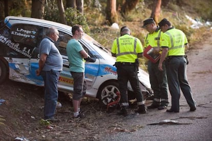 Civil Guard officers inspect the vehicle after the incident.