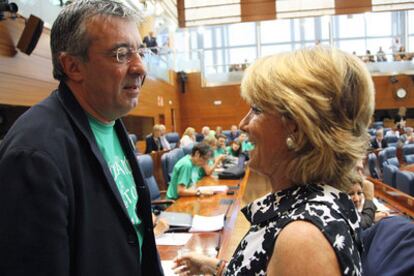 Esperanza Aguirre charla con Gregorio Gordo antes de la sesión de control, esta tarde en la Asamblea de Madrid.