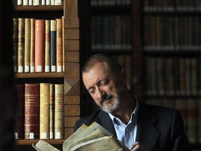 Arturo Pérez-Reverte, autor de <i>El club Dumas</i> y académico, fotografiado hace unas semanas en la biblioteca de la Real Academia Española, en Madrid. 
Foto: Gorka Lejarcegi