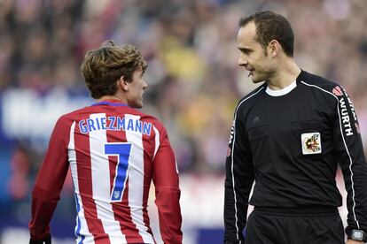 El jugador del Real MadridAntoine Griezmann (izquierda) protesta al arbitro. 