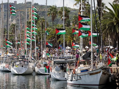 Salida de la Global Sumud Flotilla hacia Gaza desde el puerto de Barcelona este domingo.