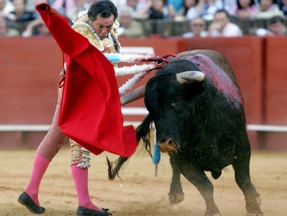 El diestro José María Manzanares, durante su faena con la muleta en La Maestranza de Sevilla, mayo 2005.