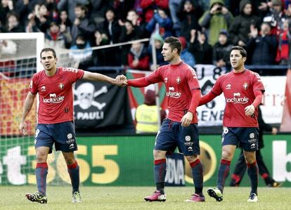 Armenteros, Sola y Cejudo celebran el primer gol.