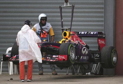 El coche de Vettel es transportado por la grua por un problema electrico.